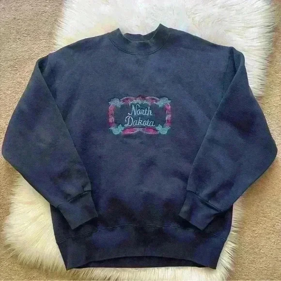 Vintage Embroidered North Dakota Crewneck Sweatshirt Large - Picture 1 of 4